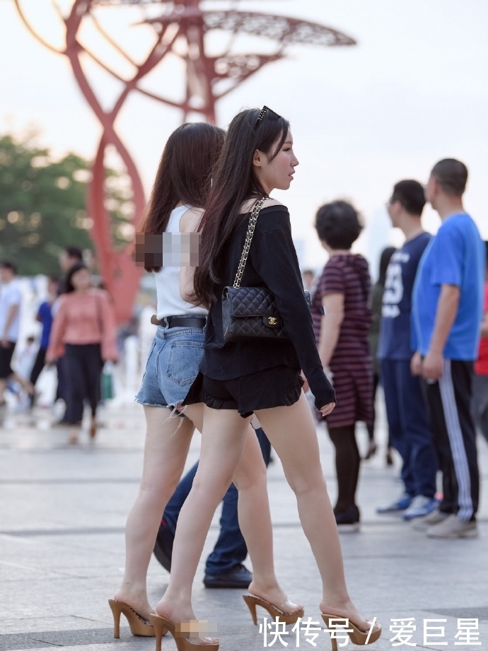 热裤|街拍:时尚靓丽的美女姐妹花,性感热裤展现迷人身材!