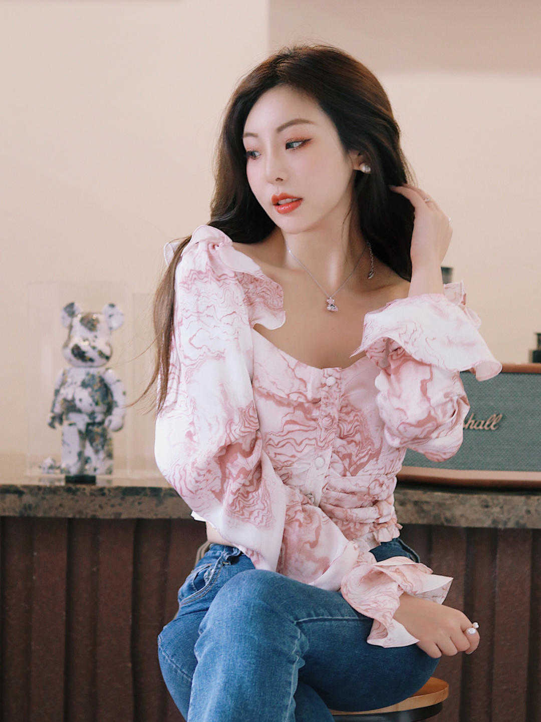 海滩|夏季,去海滩怎么穿才时髦?穿一字肩+牛仔裤高级优雅,清爽大气