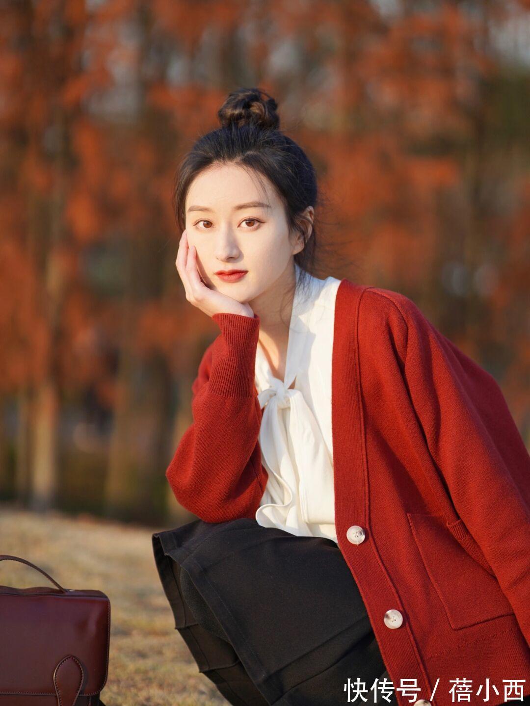 红色|能把“毛衣开衫”驾驭好,你离“时髦精”就不远了,穿出优雅时尚