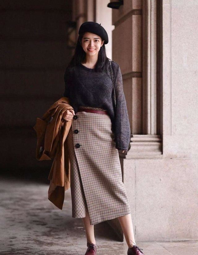 时尚穿搭，白色的配色清爽又减龄，潇洒又不失精致感