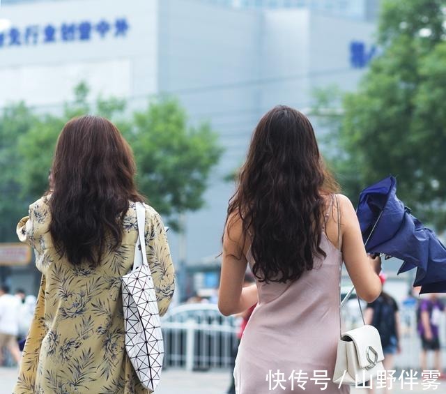 真丝|街拍梦幻般的诗意,小姐姐穿人体第二肌肤美称的真丝长裙美醉了