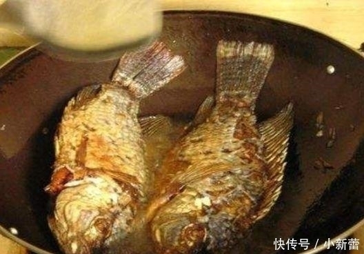 煎鱼时, 不要放油后就着急下锅! 多加这一步, 保证不破皮, 不粘锅