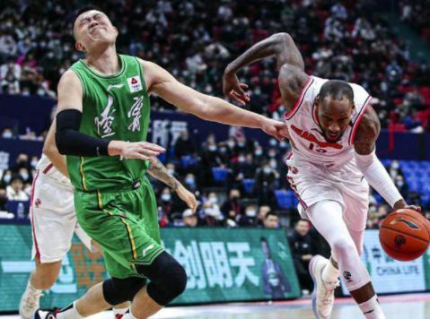 许钟豪|CBA惩罚最大争议,姚明严惩许钟豪,广东男篮4位球员却安然无恙