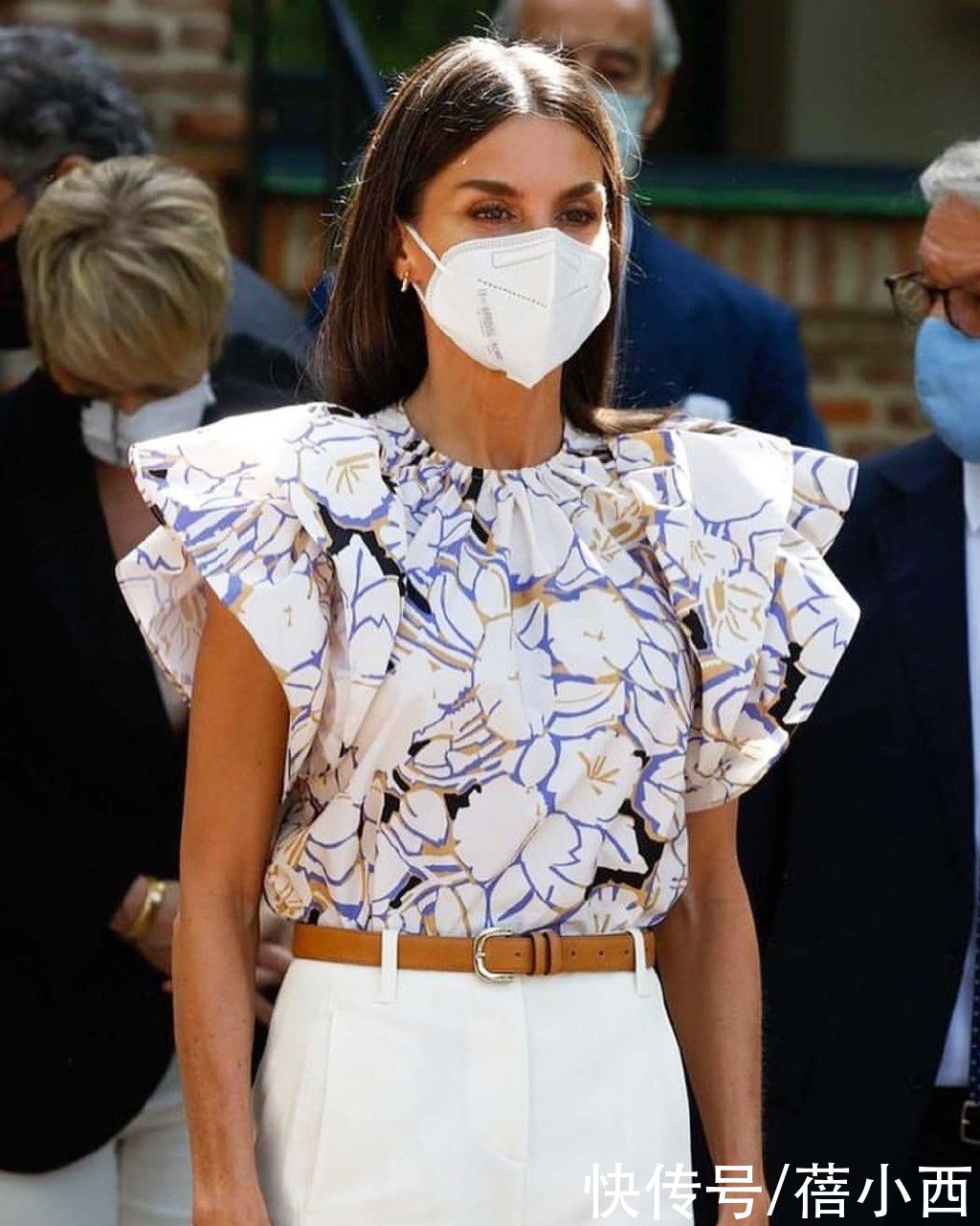 无敌|西班牙王后高级感无敌了，穿印花上衣配直筒裤好美，真给国王长脸