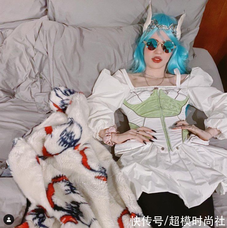 马斯克女友20分钟赚3900万！穿怪异昆虫装拍照，秀迷人锁骨