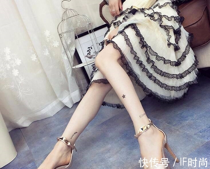 高跟凉鞋|女性穿着高跟凉鞋,象征成熟女人的魅力