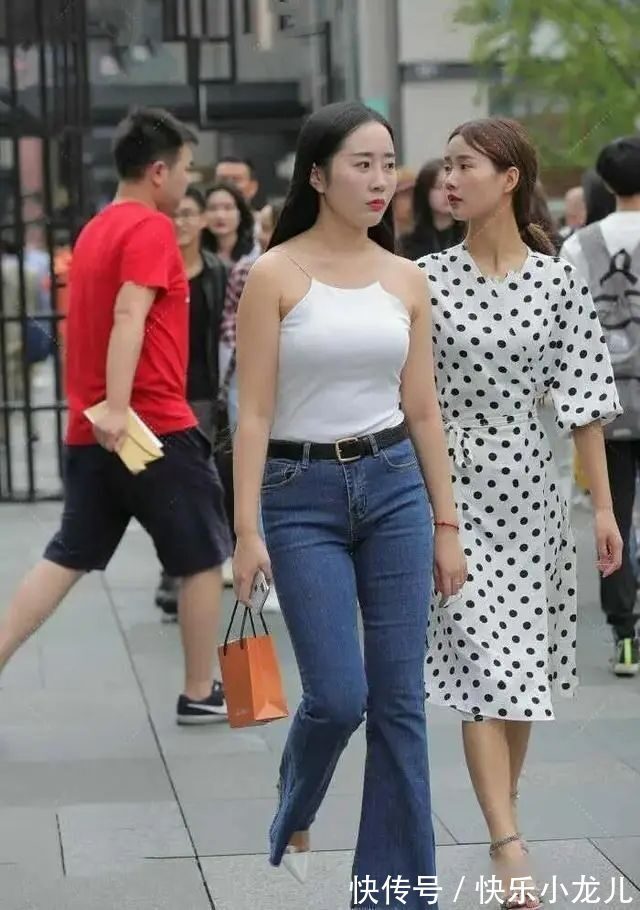 纯白色 蓝色牛仔短袖搭配黑色长款打底裤,整体清新搭配,气质阳光自信