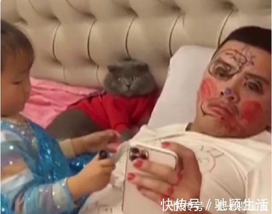 精湛|3岁萌娃在爸爸背上作画,手艺精湛连猫都看傻,网友:幸亏是女儿