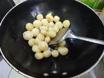 教你在家做葱香红烧小土豆,外酥里嫩口感好,上桌瞬间被秒光