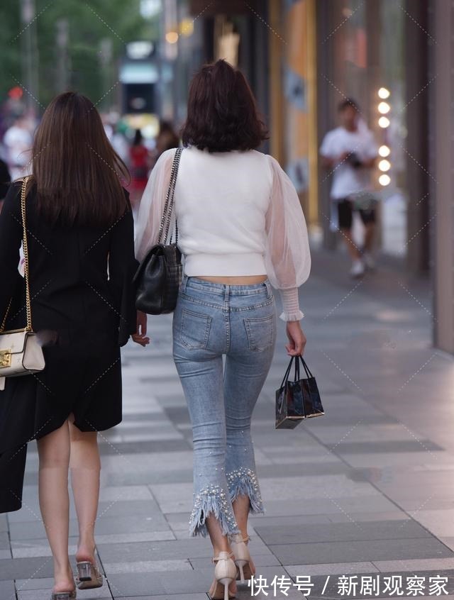 泡泡袖 网纱泡泡袖上衣搭配钉珠喇叭裤,性感时髦,可爱明媚!