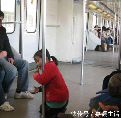 地铁|又一个地铁宝宝火了,有教养的孩子在哪里都发光,这就是差距!