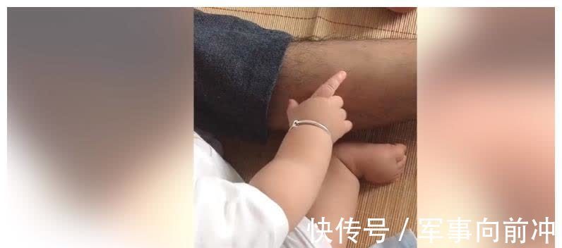 爸爸|爸爸压着宝宝的腿,萌娃又是扯腿毛又是打的,真是太不容易了