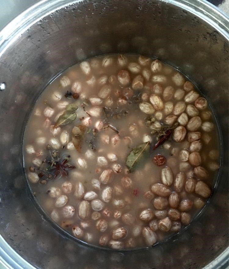 五香花生米不用锅炒,用这个方法做出来的花生米,下酒菜杠杠的