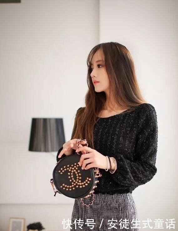 看看服装模特孙允珠身上这款打底衫，搭配短裙高跟鞋穿着时髦洋气