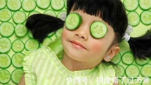 |搞笑图片幽默段子笑话:大哥你还挺悠闲的啊,发大水还吃饭啊