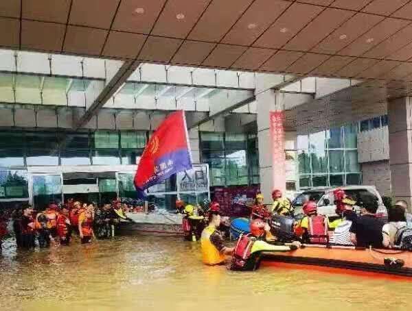 疏散|郑州阜外医院雨水齐腰深，江苏消防疏散群众700余人