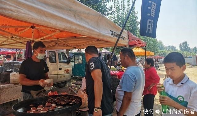  大叔集市卖暗黑美食一天百碗，外地人难下咽，本地人一天不吃就想