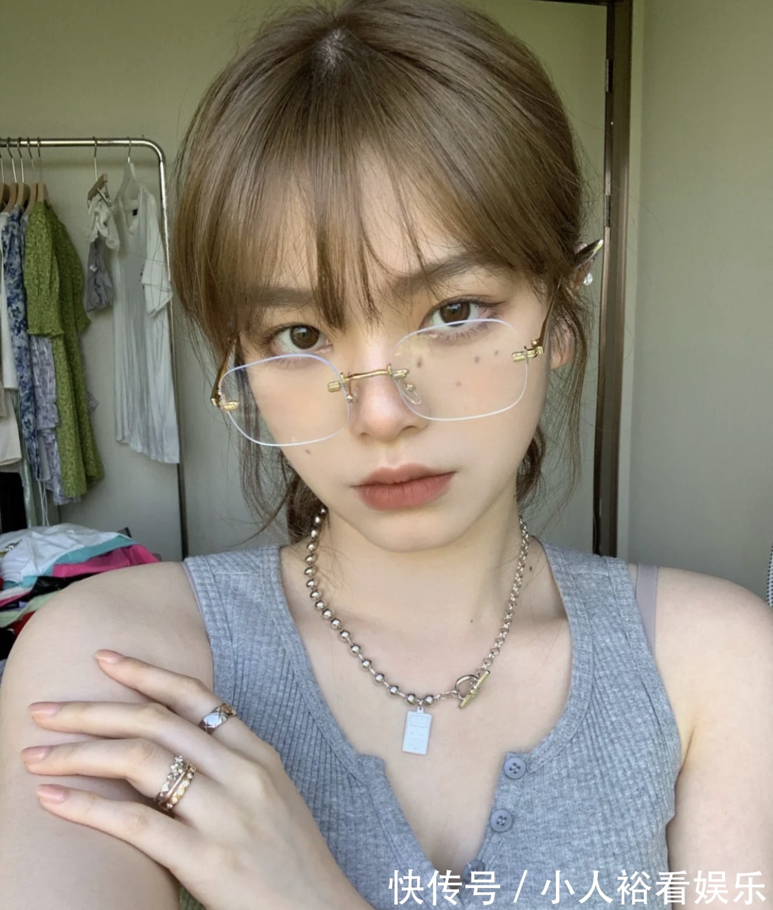 色号 没想到,初秋最受欢迎的口红色号是奶棕色,黄皮涂也显白温柔