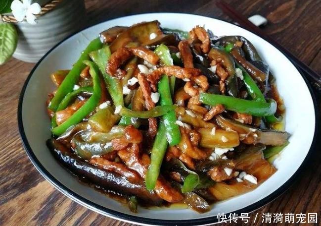 把茄子|炒茄子时,不要傻傻的直接下锅了,这样做省油又好吃