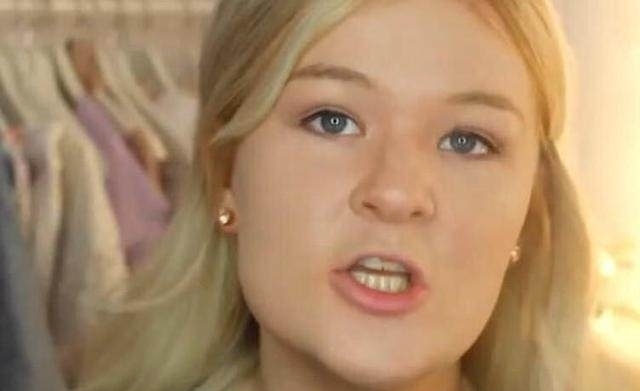 化妆 一美女爱化妆,一次往脸上涂满一百层粉底液,结果令人不忍直视了