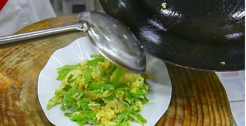 分享|苦瓜炒鸡蛋怎样炒苦瓜不苦,鸡蛋滑嫩?厨师长分享技巧,家常实用