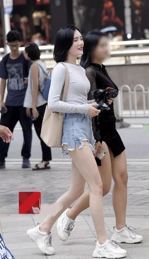 回头率|路人街拍腿长的小姐姐,随便穿都好看,回头率又高
