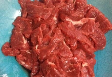 炒牛肉时，最忌放料酒和盐，大厨教我1招，牛肉软嫩多汁不柴