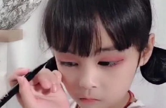 网红梦|小学生化妆火了,模仿妈妈上眼影,看到“成品”后被惊艳到