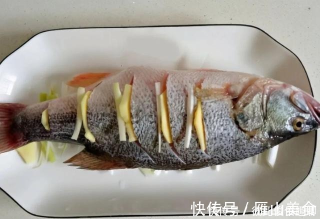 鲜嫩|清蒸鱼怎么做才好吃?放盐和料酒?都错了!3个技巧,鱼鲜肉嫩