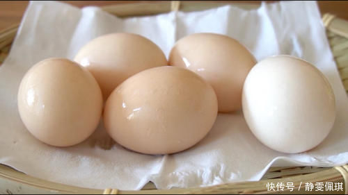 煮鸡蛋时,直接放水里是错的,改成这样做,营养保全,壳一剥就掉