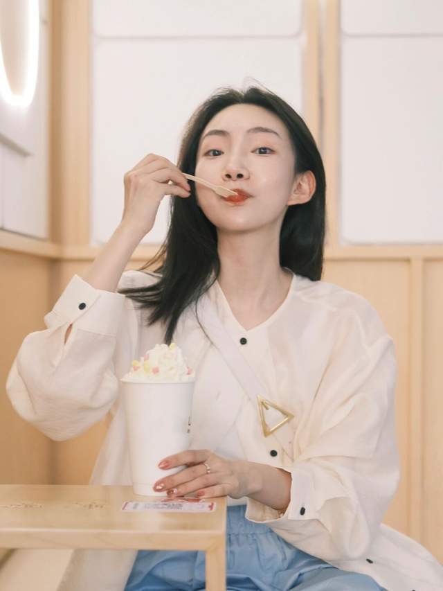 洋气|20岁到30岁的女生夏季末尾这样穿,衬衫配阔腿裤简约洋气,超好看