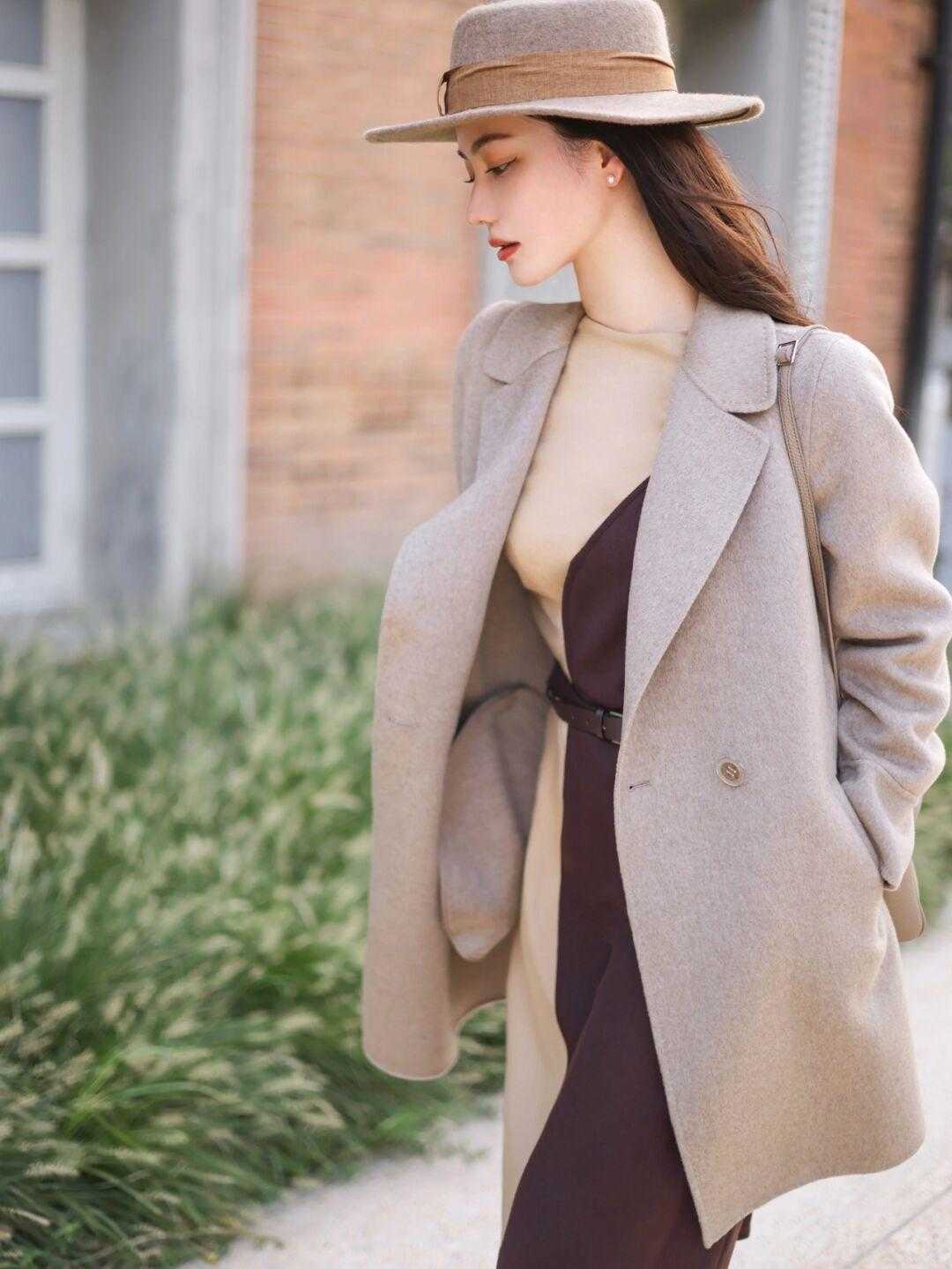 博主 秋冬天快速出门的“偷懒秘籍”,大衣连衣裙叠搭,上身效果yyds