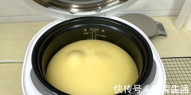 电饭锅做蛋糕原来这么简单,不回缩不塌陷,松软细腻,比买的好吃