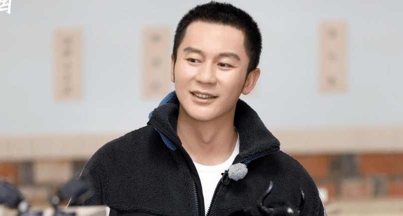 《奔跑吧9》全员海报来了！蔡徐坤站后排baby站旁边，C位好惹眼