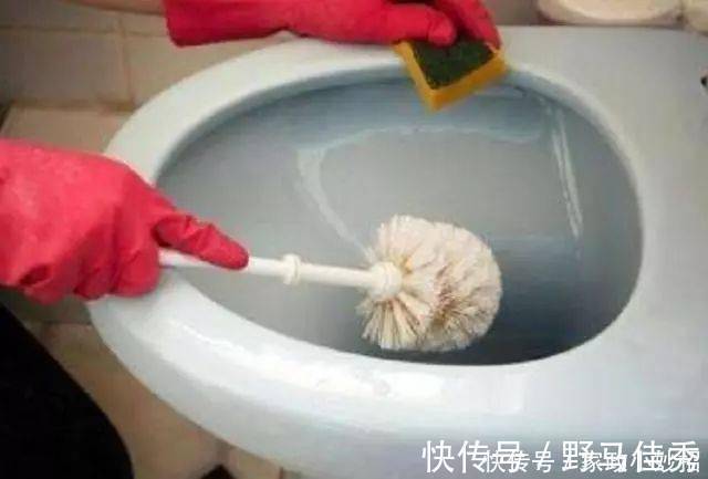 白醋|马桶用久了，黄渍顽固难清洗？撒点这“东西”，污垢异味轻松去除
