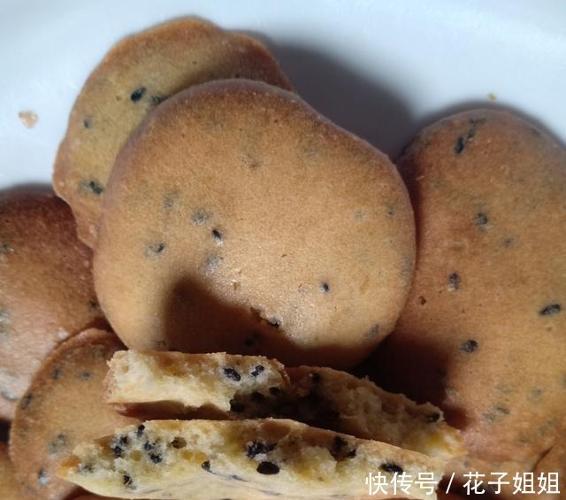 黑芝麻鸡蛋饼干,酥脆香甜,搅一搅烤一烤就OK,做法超简单