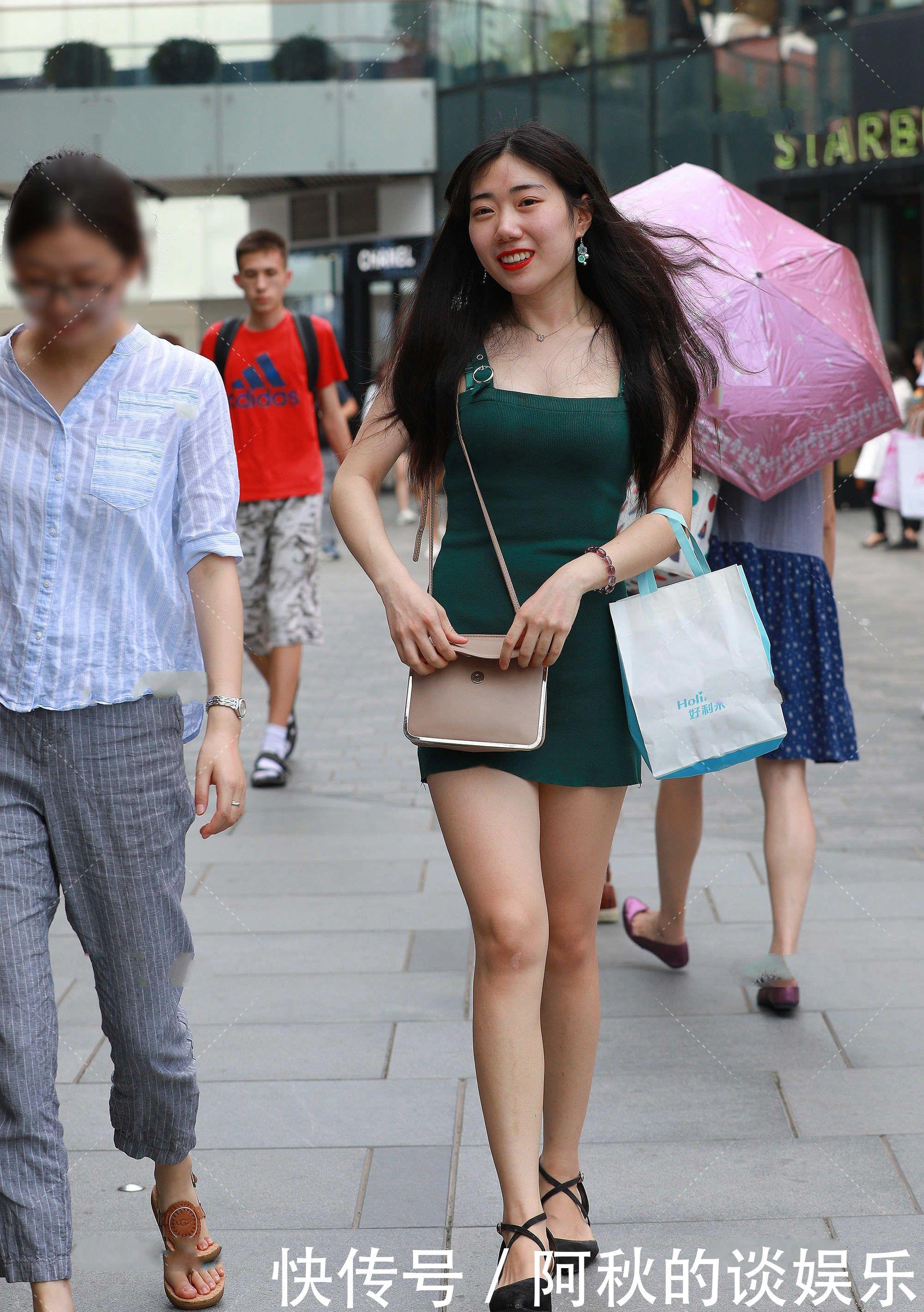 清新脱俗|绿色连衣裙搭配黑色高跟鞋,修身版型显出自信,绿色清新脱俗