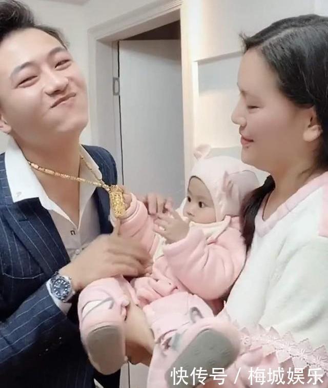 胡子拉碴|舅舅来看宝宝,临走却被外甥抓住金链不放,萌翻了