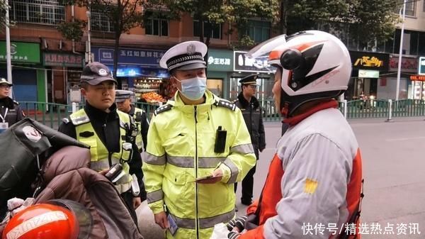 安顺经开区：城管交警联合执法 开展车辆违停整治