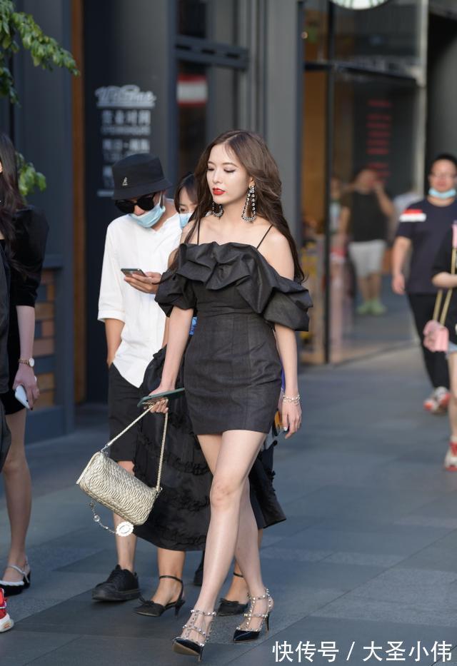 街拍 美女街拍:黑色荷叶边吊带裙,穿出了清新与时尚,优雅美丽又不失浪漫的气息
