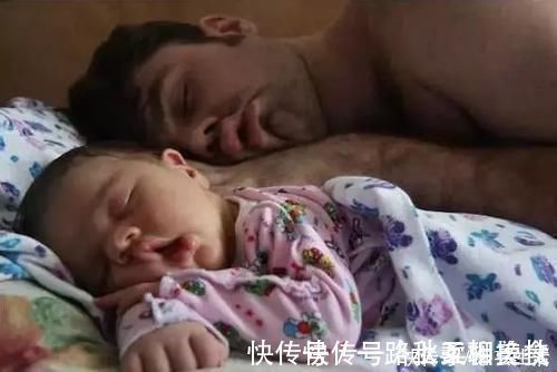 孩子|爸爸陪娃睡觉,醒后发现娃不见了,吓坏了赶紧找,结果自己都乐了