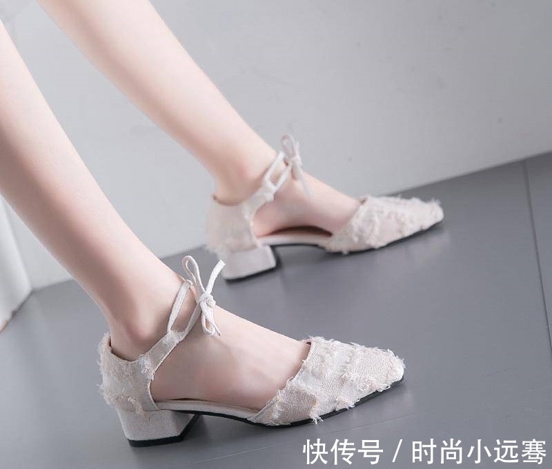 小仙女们 “缠绕”款高跟凉鞋，早秋也可以穿，展现出另一面别致的美