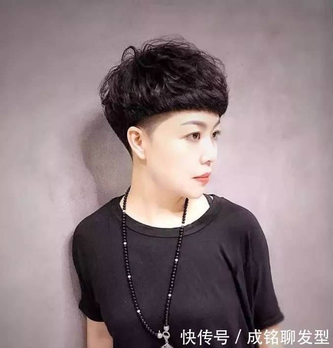 短发|女人过了四十,留短发要记住这“3不要”,不仅显脸大,还更显老