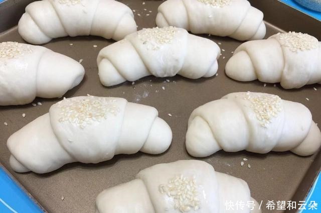 韧性|牛角夹心小面包就这样做,松软香甜,放两天也不硬,孩子超级爱吃