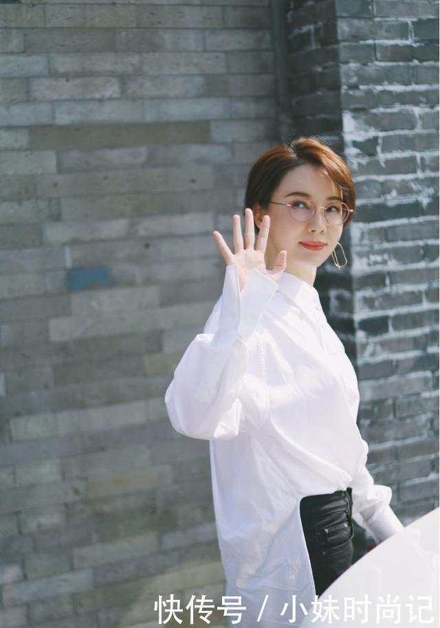 陈数真|姐姐把白衬衫穿出了新高度,扎低马尾超时髦,红色眼镜俏皮又减龄