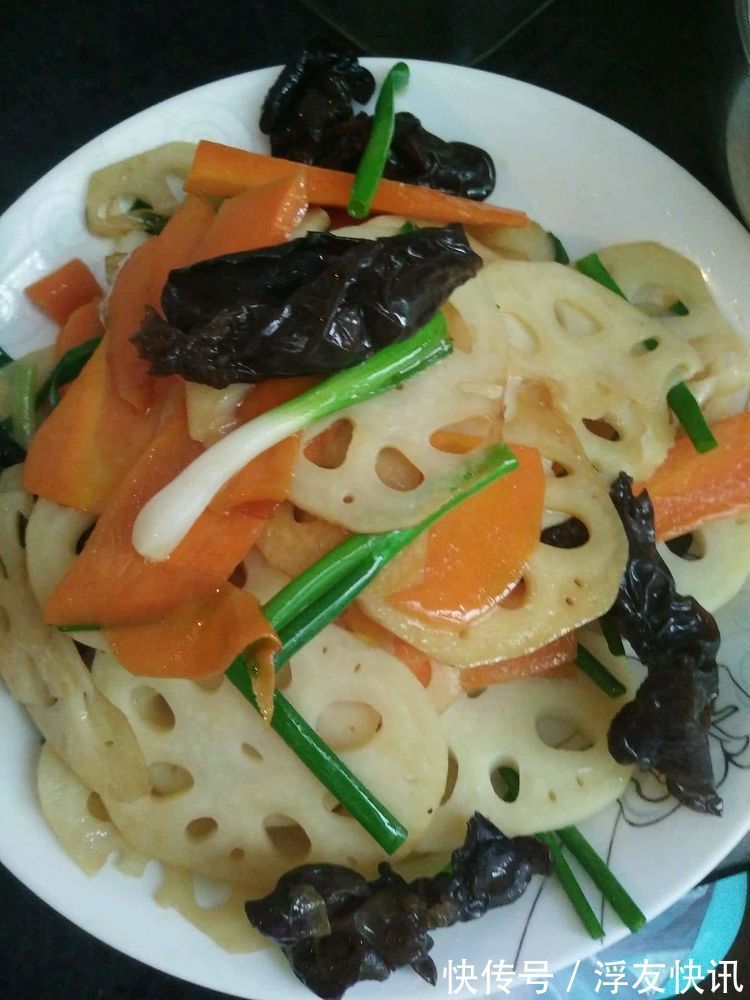 莲藕片儿|还在吃莲藕吗掌握三个小技巧,炒出的莲藕白脆好吃,不发黑