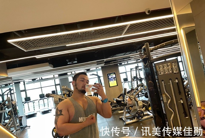 翘臀|名媛胡子飞机头，健身练就一身肌肉，蹲腿塑造出的翘臀肉眼可见！