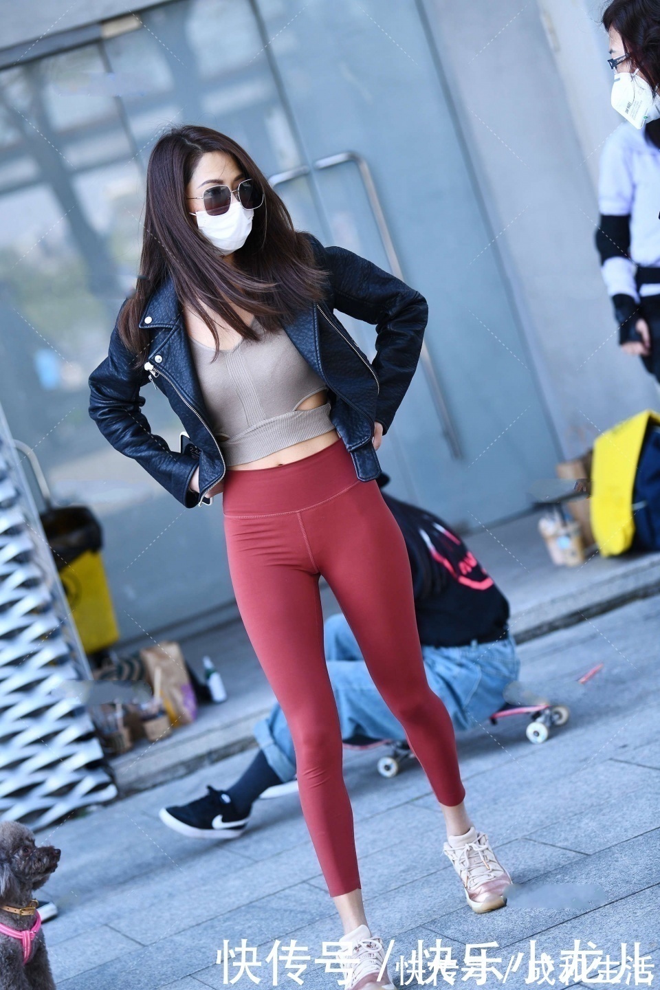 运动上衣 灰色运动上衣,搭配红系瑜伽裤,展现独特又元气的运动穿搭