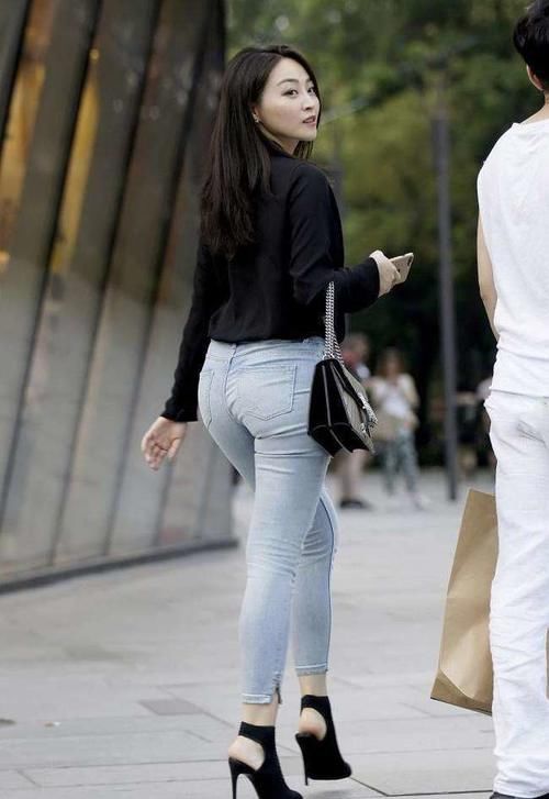 牛仔裤|超V黑色上衣，搭配淡蓝色紧身牛仔裤，时尚又妩媚