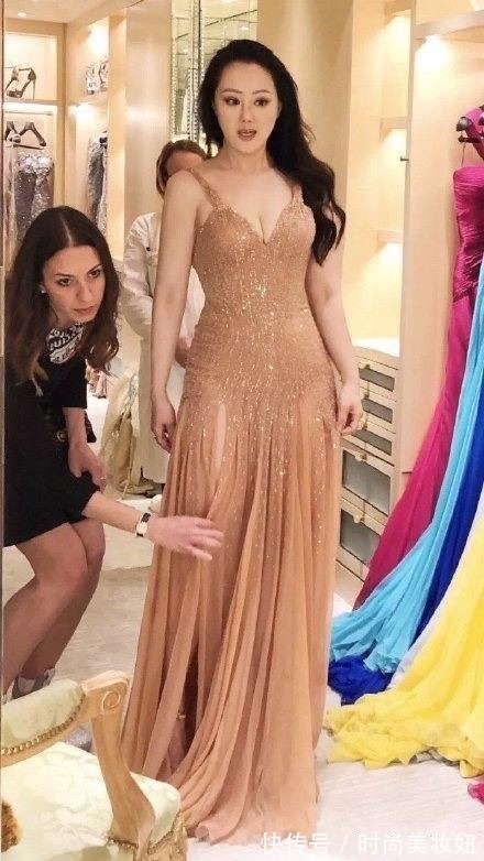 丰富感|章小蕙才是真正的“上流贵妇”,穿白衬衫配半身裙,高贵又优雅